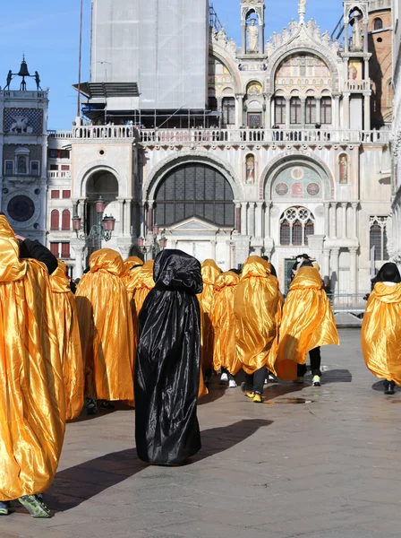 Fantasias de ouro para o Carnaval em Veneza — Fotografia de Stock