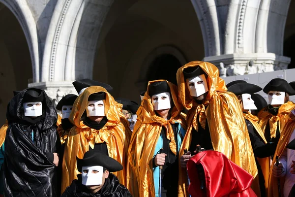 Golden costumes for the Carnival in Venice Italy — Stock Photo, Image