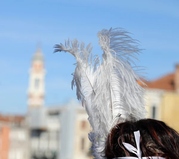 Mascarada menina com grandes penas sobre rialto ponte em Veneza — Fotografia de Stock