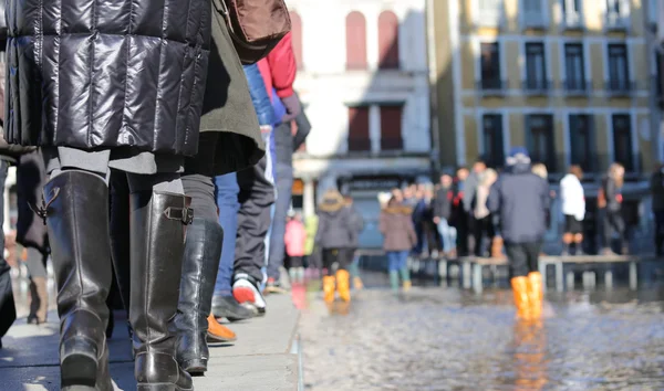 Gente caminando en la pasarela de Venecia — Foto de Stock