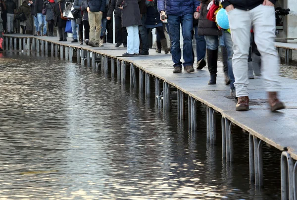 Mensen lopen op de catwalk in Venetië — Stockfoto