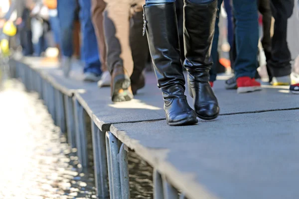 Venice ludzi chodzących na podwyższone chodnik w na wysokiej fali — Zdjęcie stockowe