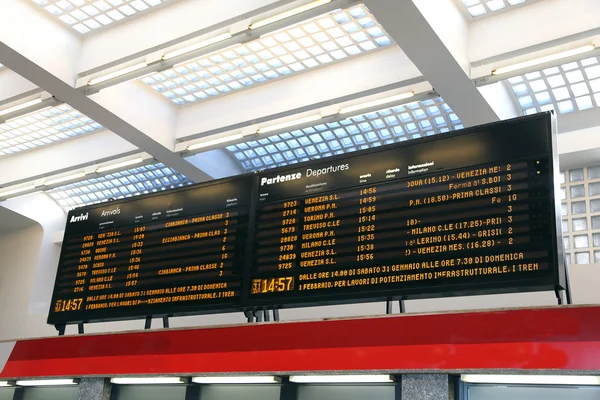 Grande calendário de transportes públicos em uma estação ferroviária na Itália — Fotografia de Stock