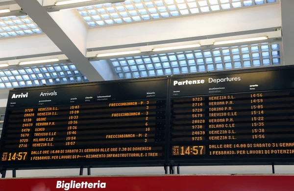 Calendário dos transportes públicos numa estação em Itália — Fotografia de Stock