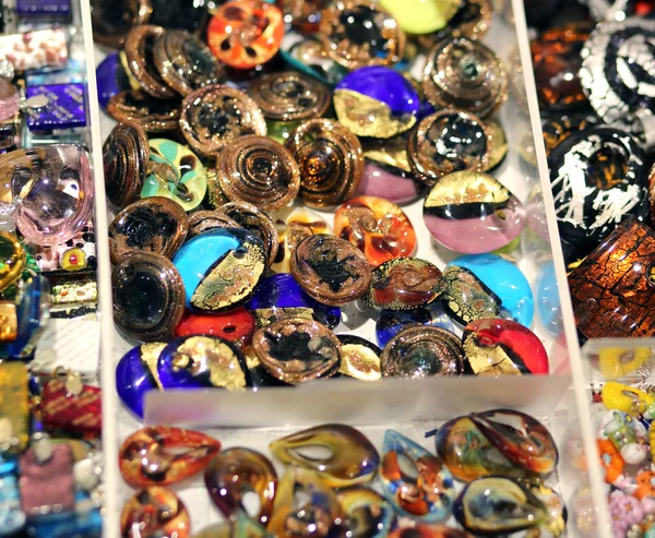Hänge och halsband i dyrbara Muranoglas säljes — Stockfoto