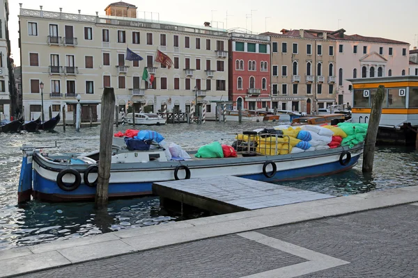 Csónak áruk szállítására, be a velencei Canal Grandéra — Stock Fotó