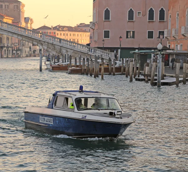 Boat of police into grand canal in venice — Stock Photo, Image