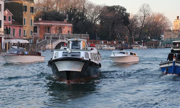 Mnoho lodí pro přepravu zboží do splavný průplav v Ve — Stock fotografie