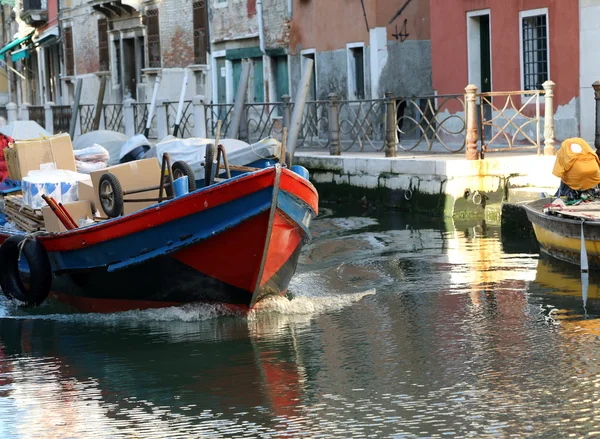 Båt for transport av gods inn i kanalen i Venezia – stockfoto