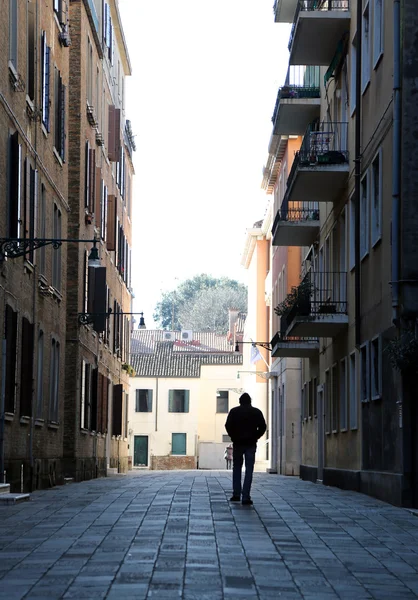 男とヴェネツィアの大通り — ストック写真