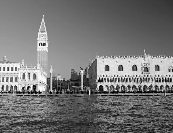 Bell tower Saint Mark and Doge's Palace — Stock Photo, Image