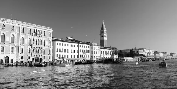 Колокольня святого Марка и венецианские дома в Венеции — стоковое фото