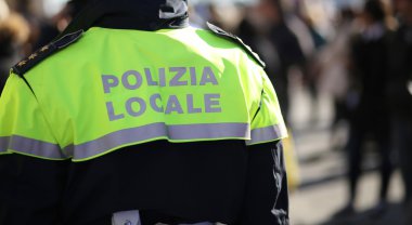 Polis üniforması ile İtalyan polis