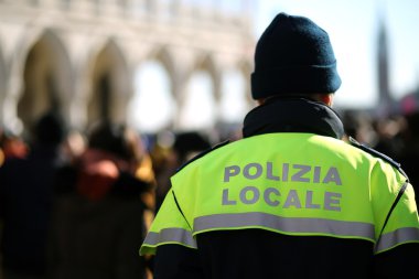 Polis ile İtalyan polis üniforma devriye Venedik