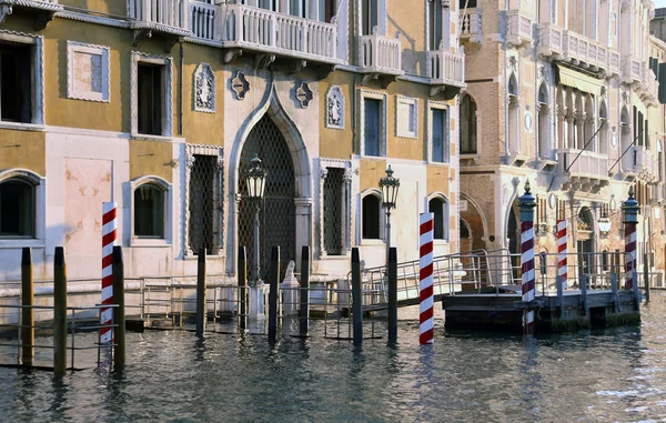 Venetianska palats vid Canal Grande vid högvatten — Stockfoto