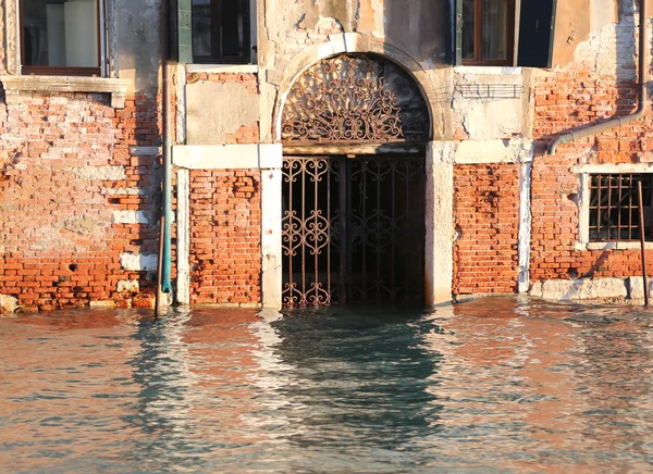 Haus mit Wasser in der Tür bei Flut in Venedig in Italien — Stockfoto