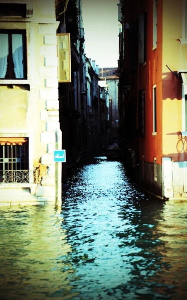 Houses on the Grand canal at high tide in Venice — Stock Photo, Image