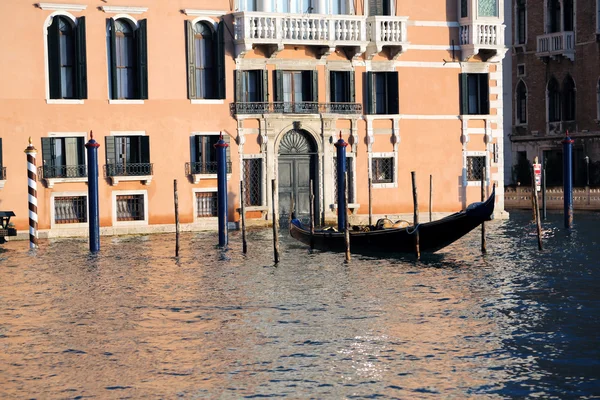 Dom nad kanałem Grande z gondole zacumowane w Wenecji — Zdjęcie stockowe