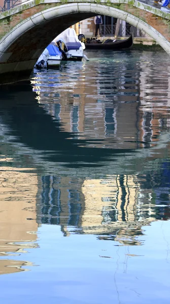 Reflexão sobre a água das casas coloridas de Veneza em Ital — Fotografia de Stock