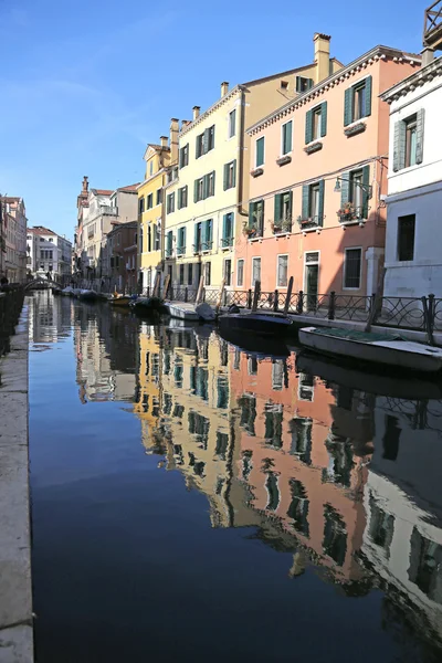 Reflection on the water of the colorful houses of Venice — Stock Photo, Image