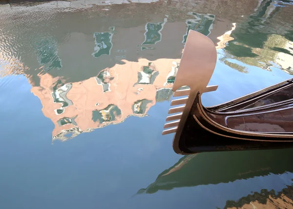 Gondel auf dem Wasser in Venedig nahe dem Markusplatz — Stockfoto