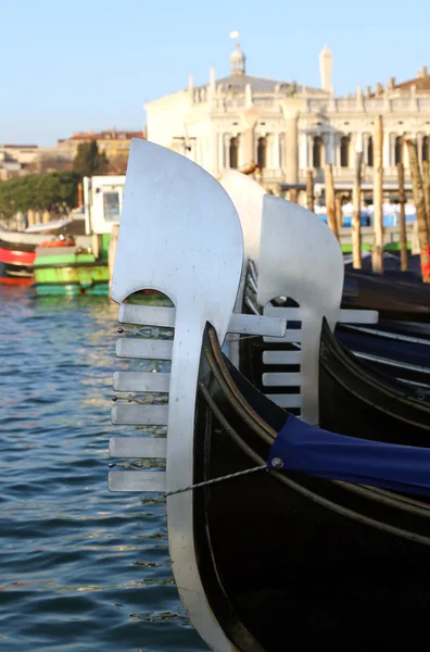 Gondels op het water in Venetië Italië — Stockfoto