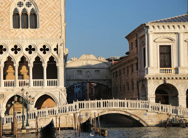 Puente de suspiros y las cárceles de Venecia — Foto de Stock