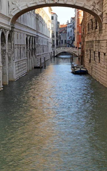 Berühmte Seufzerbrücke und die Gefängnisse von Venedig — Stockfoto