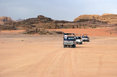 arabalar turist çölde macera arayışı içinde
