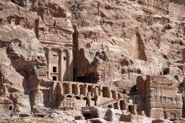 Huizen van Petra stad in Jordan in het Midden-Oosten — Stockfoto