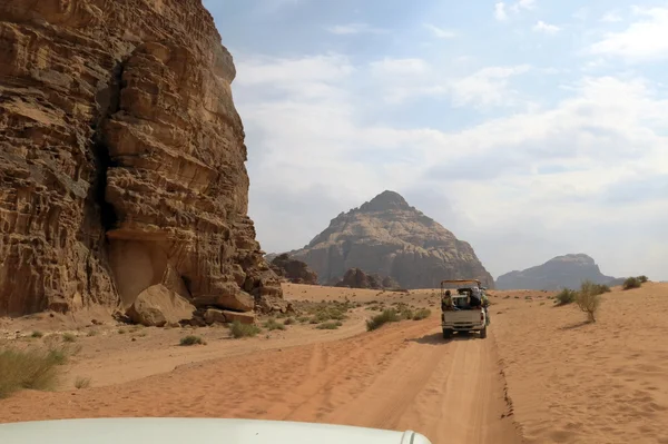 Samochodów turystów w pustyni Jordanii — Zdjęcie stockowe