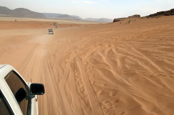 Turistas em busca de aventuras no deserto da Jordânia — Fotografia de Stock