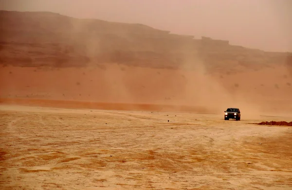 Coche de turistas en busca de aventuras en el desierto — Foto de Stock