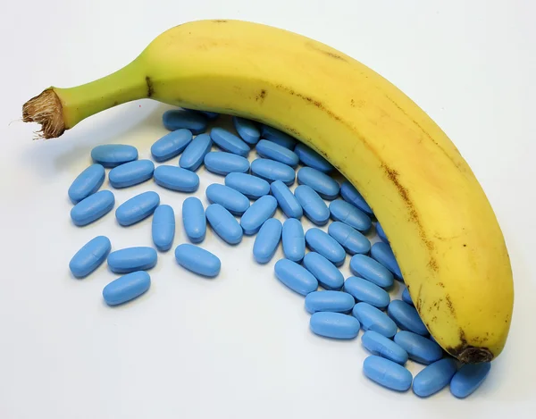 Bananen met veel blauw pillen voor mannelijke problemen — Stockfoto