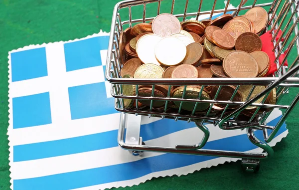 Einkaufswagen voller Euro über griechischer Flagge — Stockfoto