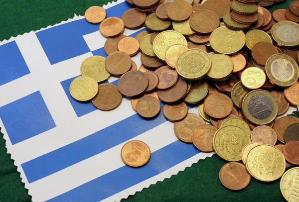 Euromünzen über griechischer Flagge — Stockfoto