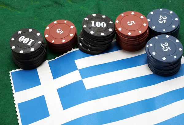 Casino-Jetons für das Glücksspiel über der griechischen Flagge — Stockfoto