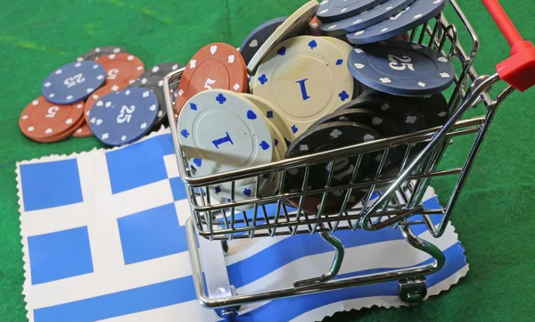 Warenkorb voller Casino-Chips über der griechischen Flagge — Stockfoto