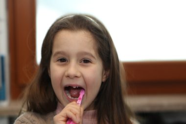 genç kız banyoda diş fırçalama sırasında bir diş olmadan