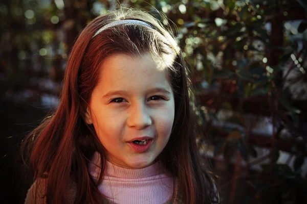 Retrato de niña de siete años al aire libre — Foto de Stock