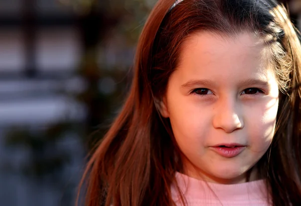 Retrato de niña de siete años al aire libre — Foto de Stock