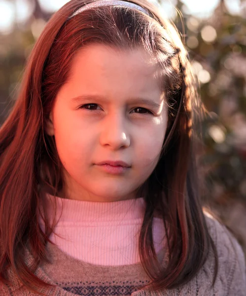 Retrato de niña de siete años al aire libre — Foto de Stock