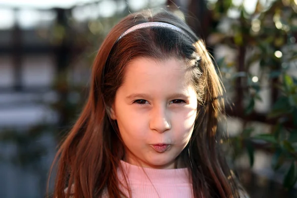 Agradable sulky joven chica al aire libre en el parque — Foto de Stock