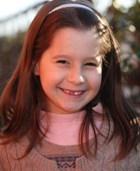 Niña con expresión muy feliz — Foto de Stock