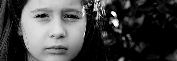 Portrét malé děvče velmi závažné venku — Stock fotografie
