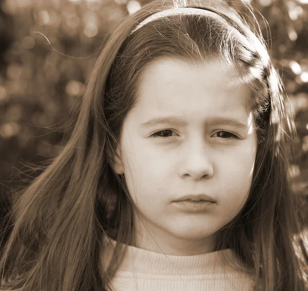 Retrato de perto de uma menina muito séria ao ar livre — Fotografia de Stock