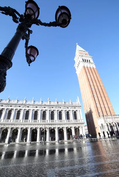 イタリア、ベニスの広場の洪水時に聖マルコの鐘楼 — ストック写真