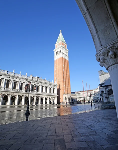 St Mark Bell Tower zaplavení náměstí v Benátkách — Stock fotografie