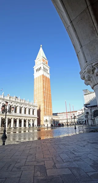 Bell Tower at high tide during the flooding of square in Venice — Stock Photo, Image