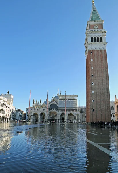 満潮時にヴェネツィア大聖堂サン ・ マルコ — ストック写真
